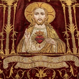 Vejiga de la Iglesia Bordada con el Sagrado Corazón de Jesús, de Terciopelo Rojo, Estilo Clásico Litúrgico, Tapiz Decorativo - Product Image 5
