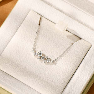 สร้อยคอเงินแท้ 925 ดีไซน์เรียบหรู ประดับจี้ทรงเหลี่ยมเจียระไนแบบ Claw Setting แรงบันดาลใจจากท้องฟ้า ประดับด้วยโมอิสซาไนต์ ดีไซน์ไม่ซ้ำใคร - Product Image 4