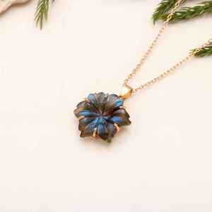 Pendentif fleur en labradorite naturelle fait à la main collier de pierres précieuses sculpté 19 Mm pierre élégante bijoux de guérison cadeau pour elle - Product Image 1