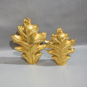 Vases décoratifs en métal doré fabriqués à la main avec un superbe motif inspiré des feuilles pour un style intérieur moderne et classique - Product Image 1