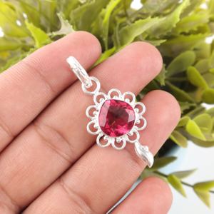 Colgante en Forma de Corazón de Turmalina Rosa Intenso, Bellamente Elaborado con Plata de Ley 925, Diseño Floral Ornamentado con Bisel de Piedras Preciosas - Product Image 2