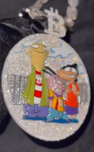 จี้พระเยซูแบบกลุ่มการ์ตูนเคลือบทองคำขาวคุณภาพสูง ประดับเพชรโมอิสซาไนต์ VVS เคลือบอีนาเมล ได้รับการรับรองจาก GRA เครื่องประดับฮิปฮอป - Product Image 3