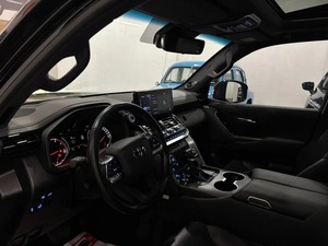 SUV Familiar 2025 LC300 Frigate 07 Dargo Dark AWD, Cuero, Volante a la Izquierda, Techo Panorámico - Product Image 4