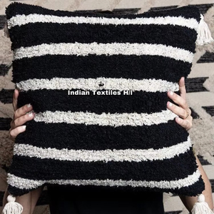 ITHL diseñador tejido a mano Boho Tufted estilo funda de cojín con borla proveedor indio funda de almohada decorativa para interior 100% - Product Image 1
