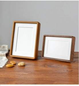 Marco de fotos de madera con acabado natural, ecológico, para decoración de interiores sostenible. - Product Image 1