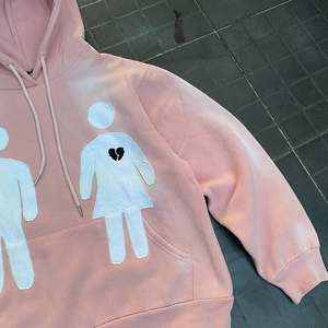 เสื้อมีฮู้ดแบบหนาสำหรับสตรีทแวร์ผ้าปักลายด้วยกรดสีชมพูดีไซน์แบบกำหนดเอง - Product Image 4