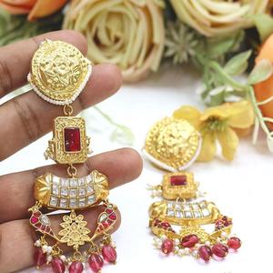 Pendientes étnicos tradicionales con acabado Dorado de la mejor calidad con aspecto de piedras para mujeres y niñas para colección de ropa de boda - Product Image 1