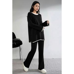 Ensemble deux pièces en tricot pour femme en noir avec fente latérale et point de chèvre - Product Image 4