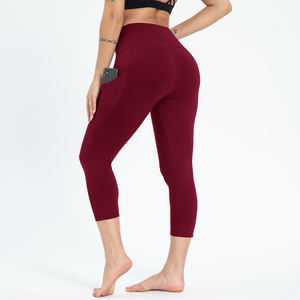 Pantalones Capri Deportivos de Cintura Alta para Mujer, Color Rojo Vino, Secado Rápido, con Logotipo Personalizado para Gimnasio, Venta al Por Mayor - Product Image 3