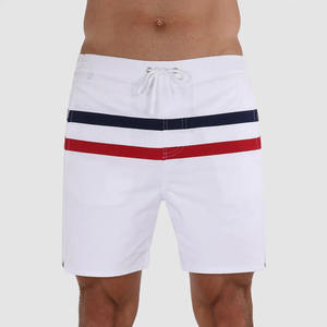 Shorts de bain personnalisés pour hommes pour l'entraînement physique en plein air, maillots de bain, shorts de plage avec design en patchwork et décoration de logos - Product Image 1