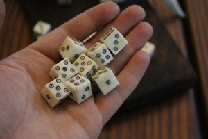 D6 Viking/dés en os de pari polis médiévaux de 1/2 pouces d'épaisseur - Product Image 2