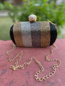 Pochette de soirée élégante pour femmes, parfaite pour les fêtes, les mariages et les événements officiels disponibles à la vente depuis l'Inde - Product Image 3