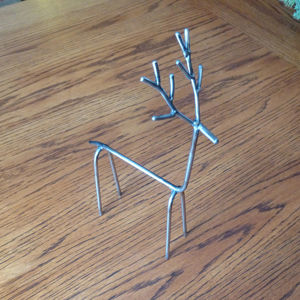 Decoración de mesa de Reno plateado abstracto | Una figurita de metal pequeña y moderna para una estantería, escritorio o bandeja escalonada - Product Image 1