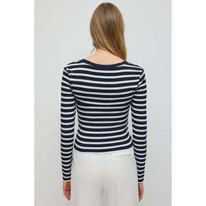 Blusa Casual de Manga Larga con Cuello en V y Rayas, 100% Poliéster, Corte Regular - Product Image 4