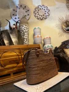 Lombok Artisan Handwoven Ketak Tote Artesanía tradicional Indonesia con mango torcido de cuero Artesanía de mimbre - Product Image 2