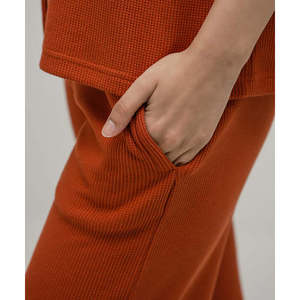 Conjunto de gofres de Invierno para mujer con botones, jersey de gran tamaño cómodo y elegante y pantalones de pierna ancha - Product Image 1