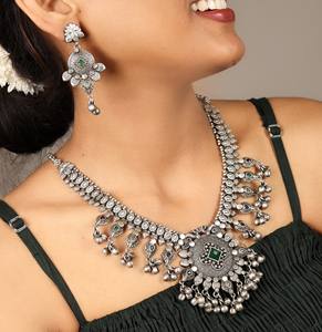 Conjunto de Collar de Templo de Plata Oxidada con Piedra Verde, Joyería India, Regalo para Ella - Product Image 3