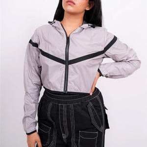 Veste coupe-vent légère pour femme en gris avec panneaux contrastés noirs et fermeture éclair, tissu en nylon à capuche, coupe courte - Product Image 1