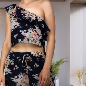 Ensemble haut court vintage asymétrique bleu marine à une épaule haut court à volants ensemble short et à la main embellissement floral décontracté - Product Image 5