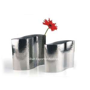 Vase à fleurs martelé en métal au design élégant pour les pots de plantes intérieurs décoratifs de table de salon finis argentés - Product Image 4