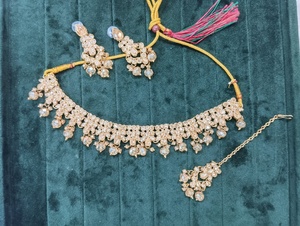 Exclusivo juego de collar de cristal antiguo de sombra dorada estilo Bollywood - Product Image 4