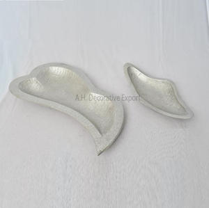 Plateau en aluminium au design antique Forme plus ronde Finition argentée Fruits et salade Plateau de service avec ensemble de 2 pièces pour plateau de service - Product Image 5