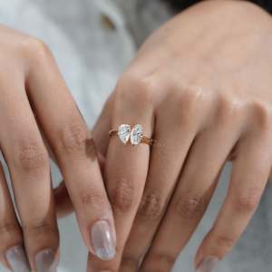 Bague de fiançailles en or jaune certifiée IGI avec deux pierres, diamant poire et diamant marquise pour votre jour spécial - Product Image 6