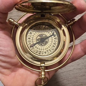 Le lecteur de symboles originaux de la boussole dorée Mesure de la vérité Lumière du nord Son matériau sombre Cadeau de conception unique - Product Image 1