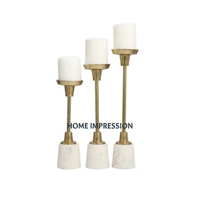 Nouvel ensemble de 3 bougeoirs en métal poli doré de tailles différentes avec base en marbre - Product Image 1