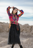 Veste longue en velours noir Kochiyaan Zarmeena avec dentelle superposée, broderie dorée, perles, boutons et manches cloche exagérées, coupe naturelle