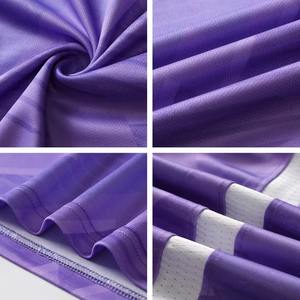 Uniformes de fútbol deportivos más vendidos, uniformes de fútbol con logotipo personalizado liso Simple morado y negro - Product Image 3