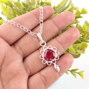 Colgante en Forma de Corazón de Turmalina Rosa Intenso, Bellamente Elaborado con Plata de Ley 925, Diseño Floral Ornamentado con Bisel de Piedras Preciosas - Product Image 1