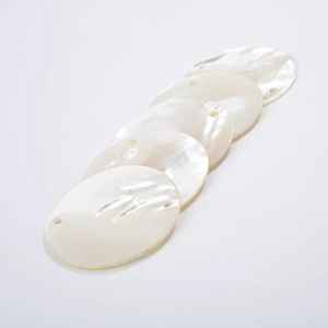 Hoja personalizable ecológica con diseño de Cruz de nácar pulido facetado, cuentas de fregona blanca - Product Image 6