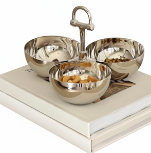 Servidor de Aperitivos de Aluminio Vintage Ecológico de 3 Secciones con Asa de Estribo Plateada de Lujo, Servidor de Dulces y Frutos Secos Pulido - Product Image 1