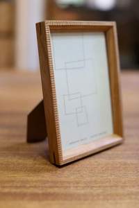 Compre un marco de fotos de madera hecho a mano para la decoración de la sala de estar con un diseño vintage de estilo rústico para fotos familiares. - Product Image 2