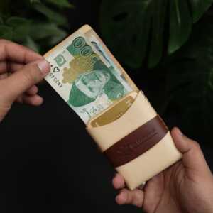 Non. Portefeuille pour cartes tout-en-un 101, fabriqué à la main en cuir de vachette brun et en cuir végétal naturel avec doublure en PU - Product Image 2