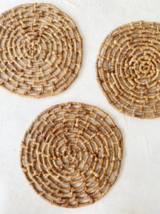 แผ่นรองน้ำผักตบชวาทรงกลมน่ารักเป็นมิตรต่อสิ่งแวดล้อมผลิตจากเวียดนามแผ่นรองจานทอสำหรับตกแต่งโต๊ะขายส่ง - Product Image 6
