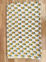 Tissu en coton pur blanc de qualité supérieure avec motifs floraux jaunes de fleurs de marguerite et feuilles vertes, imprimés à la main selon la technique traditionnelle de Jaipur.