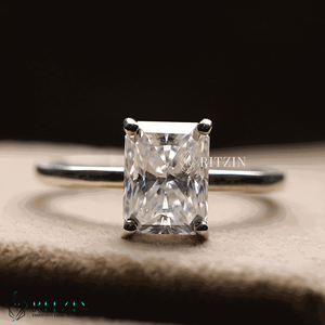Bague de fiançailles style solitaire avec diamant taille radiante pour femme - Product Image 4