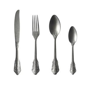 Ensemble de couverts en argent au design royal vintage, couverts élégants pour les réunions de famille, les mariages ou les repas quotidiens, fabriqués à la main en Inde - Product Image 1