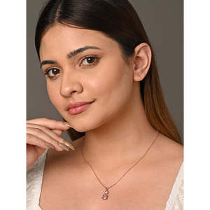Collar con Colgante CLARA de Plata de Ley 925 con Baño de Rodio y Diseño de Flor con Diamantes Engastados en Garras para Ocasiones Modernas y Vintage - Product Image 5