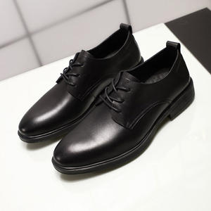 Des baskets respirantes à lacets de luxe pour hommes de qualité supérieure conviennent à la fois au bureau et aux occasions professionnelles. - Product Image 1