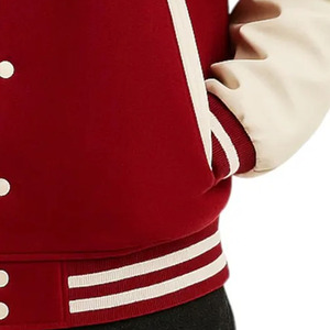Chaqueta Universitaria Estadounidense, Personalizable con Logotipo, Cuerpo de Lana y Mangas de Cuero en Rojo, con Ribete Acanalado y Cierre de Botones a Presión - Product Image 2