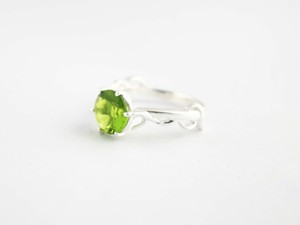 Bague en argent sterling 925 avec pierre de péridot solitaire sertie à griffes pour femmes - Product Image 4