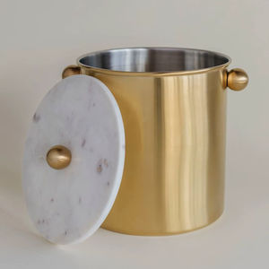 Seau à glace en laiton rustique pour décor de bar vintage offrant un charme du vieux monde et une solution de stockage de boissons fonctionnelle - Product Image 1