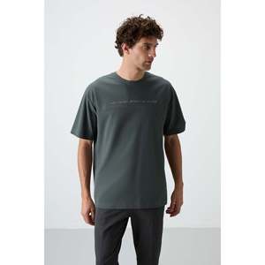 เสื้อยืดโอเวอร์ไซส์สีกากีสำหรับผู้ชายของแอร์ จอนส์พร้อมพื้นผิวเนื้อหนาและดีไซน์พิมพ์ลาย ผ้าคอตตอนผสมที่สวมใส่สบาย - Product Image 4