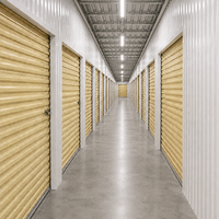 Casier de rangement modulaire intérieur beige doré avec portes à enroulement, conception pour couloir long, unité de stockage personnel pour entrepôt
