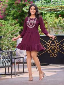 Haut élégant en rayonne occidentale multicolore avec broderie lourde, parfait pour les événements en plein air et les vêtements décontractés de tous les jours d'Inde - Product Image 5