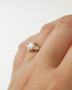 Bague de fiançailles vintage en or jaune 18 carats avec trois pierres de moissanite de 7,00 mm, taille ronde et taille poire, sertie à griffes - Product Image 2