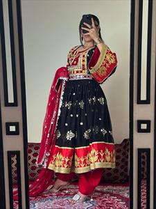 Robe de mariée ultra longue de luxe en soie afghane marron, fortement brodée avec des motifs miroir et des pièces de monnaie métalliques traditionnelles, volume complet - Product Image 6